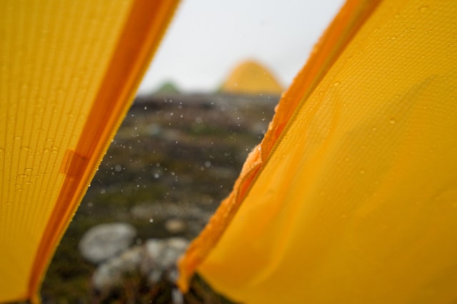 雨に打たれるテント