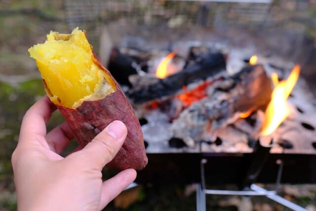 炭火で作る焼き芋