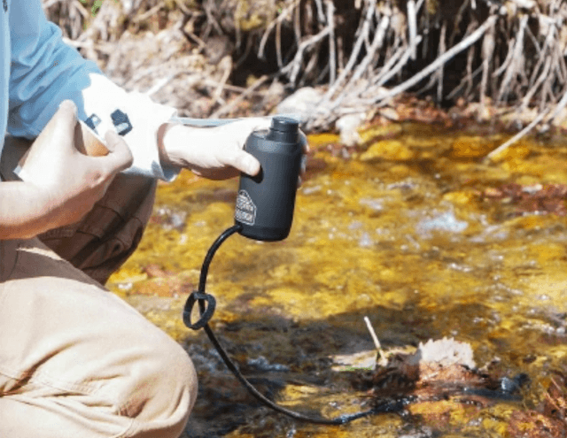 ポンプタイプの携帯浄水器